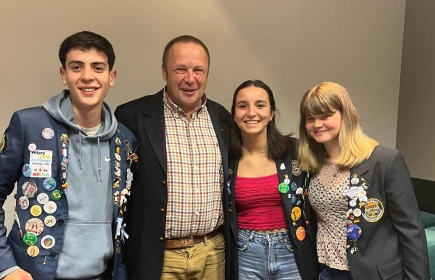 De gauche à droite : Kiaro, Laurent (Président du RC de Herstal), Celia et Gemma.